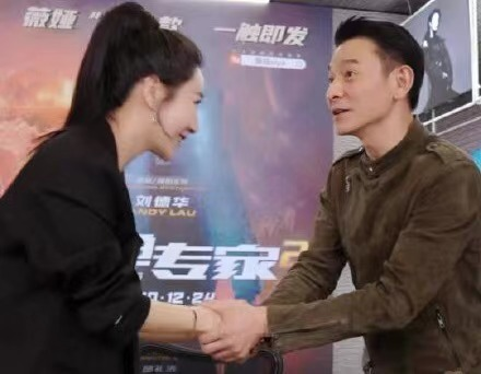 刘德华与薇娅直播，高人气把画面卡成PPT，女儿