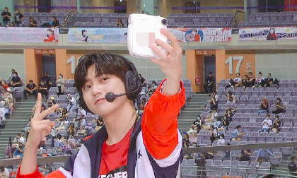 焉栩嘉被曝劈腿后，粉丝晒无修生图回踩，脸肿