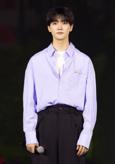 焉栩嘉被曝劈腿后，粉丝晒无修生图回踩，脸肿