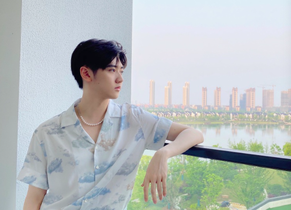 焉栩嘉被曝劈腿后，粉丝晒无修生图回踩，脸肿