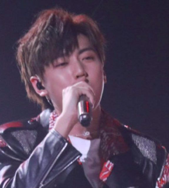 焉栩嘉被曝劈腿后，粉丝晒无修生图回踩，脸肿