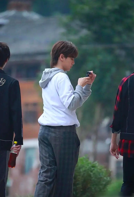 焉栩嘉被曝劈腿后，粉丝晒无修生图回踩，脸肿