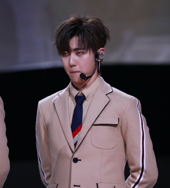 焉栩嘉被曝劈腿后，粉丝晒无修生图回踩，脸肿