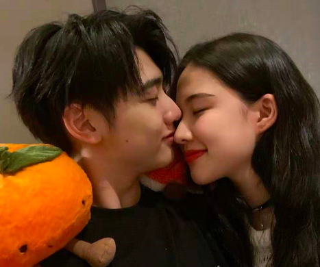 焉栩嘉被曝劈腿后，粉丝晒无修生图回踩，脸肿