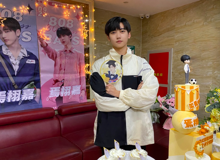 焉栩嘉被曝劈腿后，粉丝晒无修生图回踩，脸肿