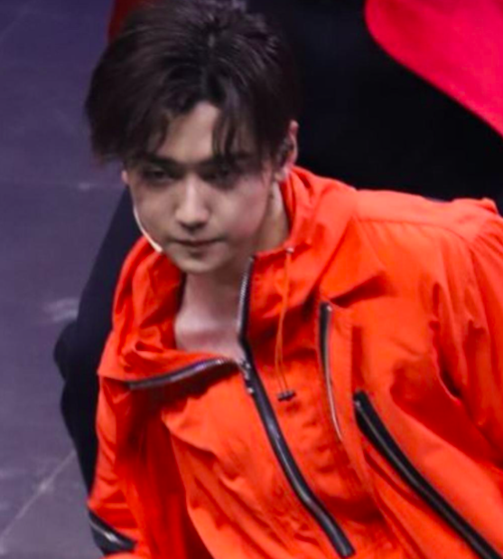 焉栩嘉被曝劈腿后，粉丝晒无修生图回踩，脸肿