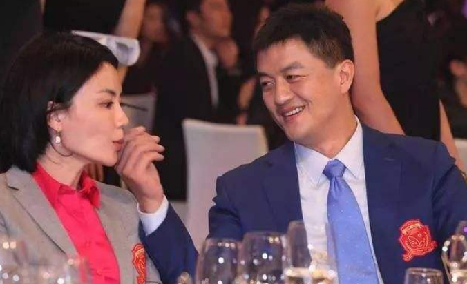 49岁李亚鹏见女友家长,同框长辈像兄弟,背景酒