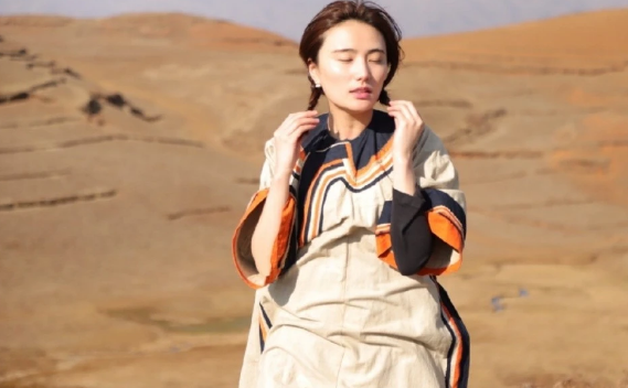 49岁李亚鹏见女友家长,同框长辈像兄弟,背景酒