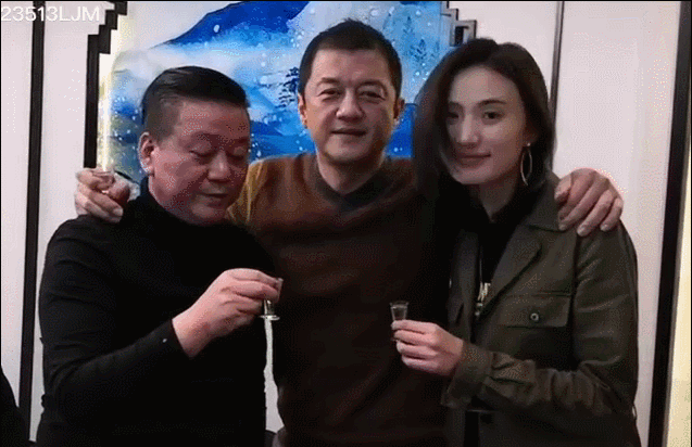 49岁李亚鹏见女友家长,同框长辈像兄弟,背景酒