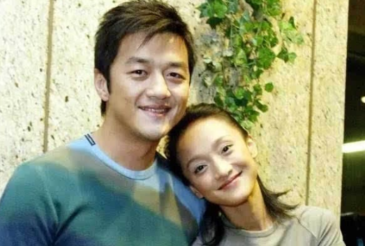 49岁李亚鹏见女友家长,同框长辈像兄弟,背景酒