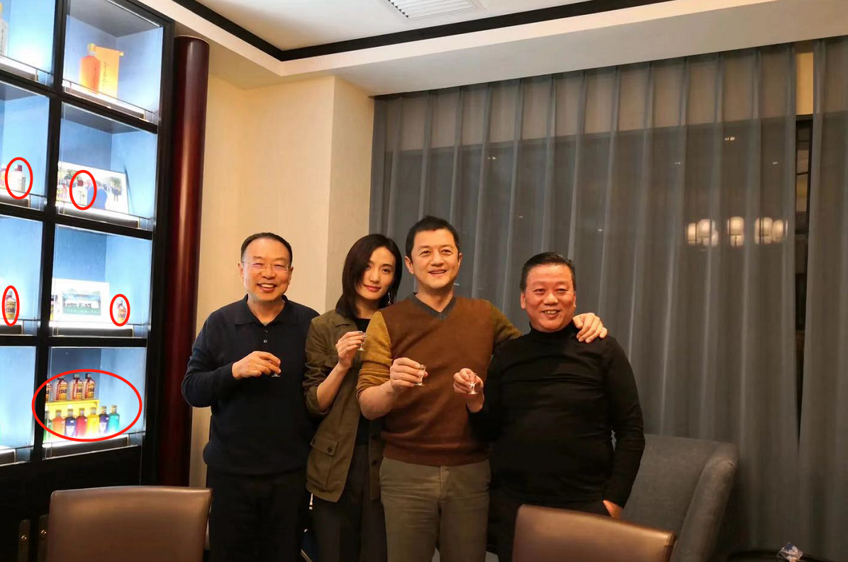 49岁李亚鹏见女友家长,同框长辈像兄弟,背景酒