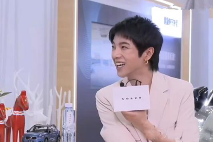 消失100天,华晨宇回归老年作息,迷上擦地,手