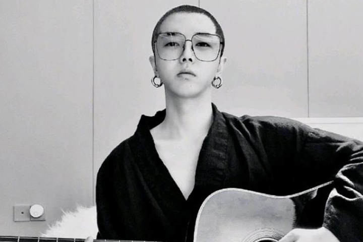 消失100天,华晨宇回归老年作息,迷上擦地,手