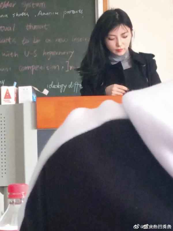 重大“神仙美女老师”火了 网友：上她的课绝不走神