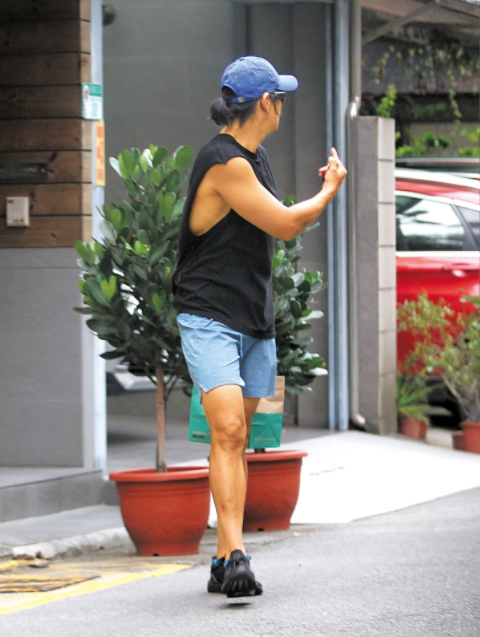 38岁彭于晏被路人指点,当街不爽竖中指,网友: