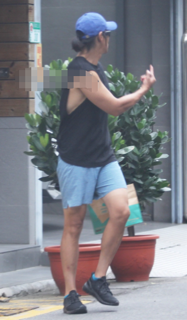 38岁彭于晏被路人指点,当街不爽竖中指,网友: