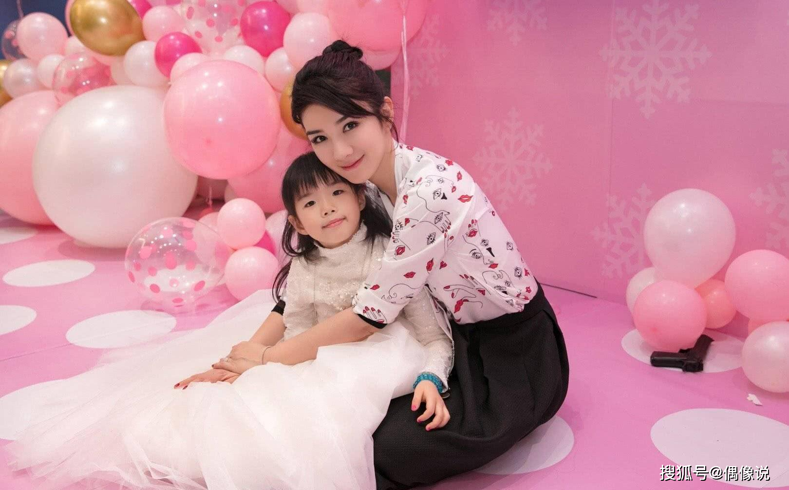 黄奕第一次帮女儿追星,获易烊千玺签名照!千