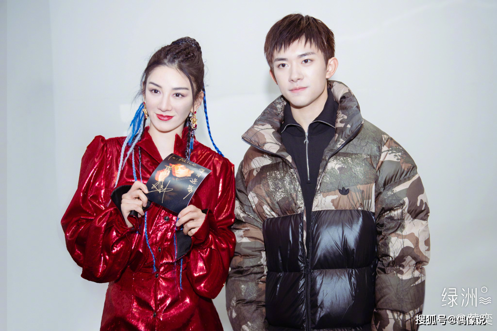 黄奕第一次帮女儿追星,获易烊千玺签名照!千