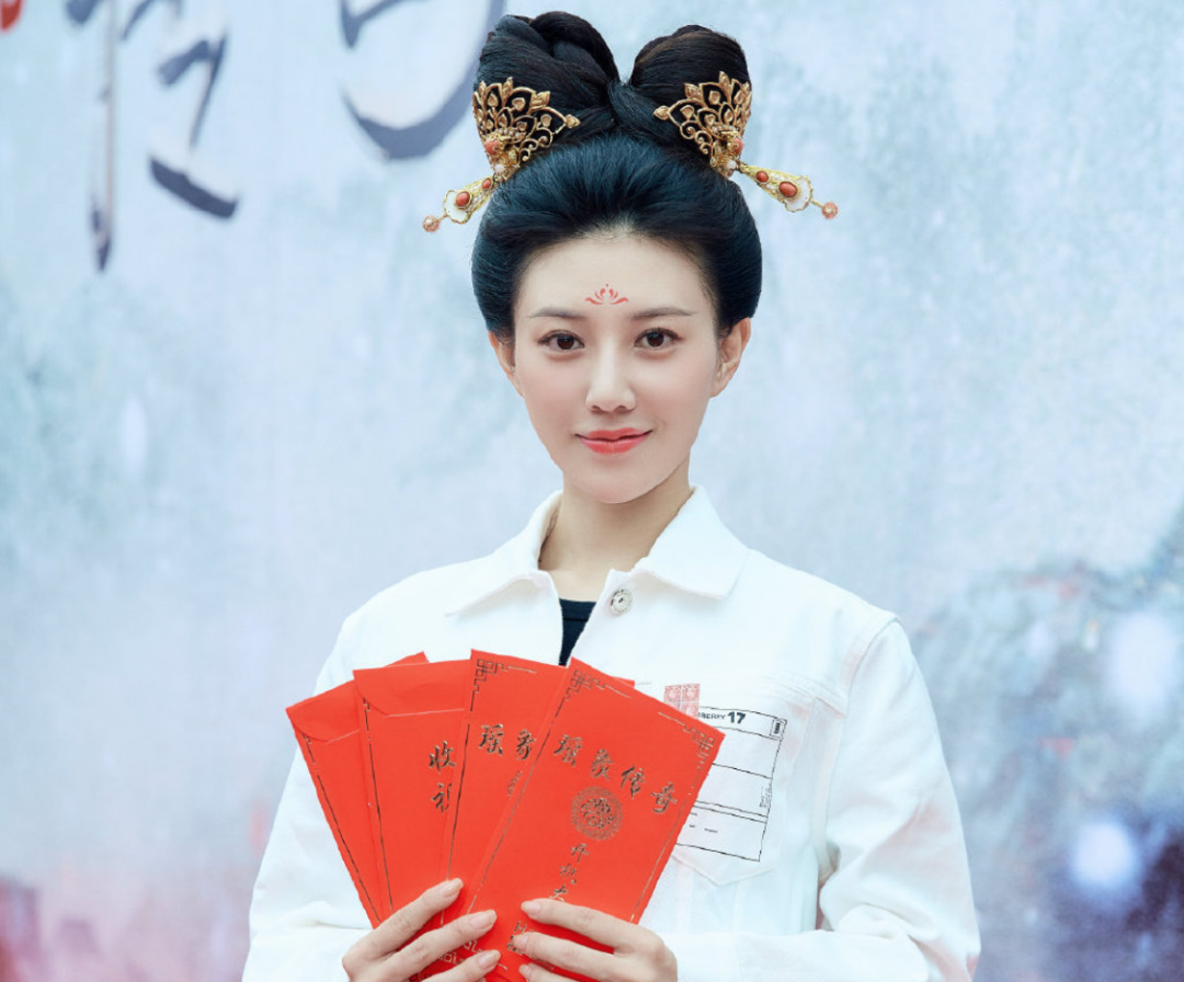 杨紫前男友又被拍恋爱，女方还出演过《琉璃》