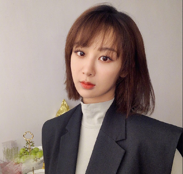 杨紫前男友又被拍恋爱，女方还出演过《琉璃》