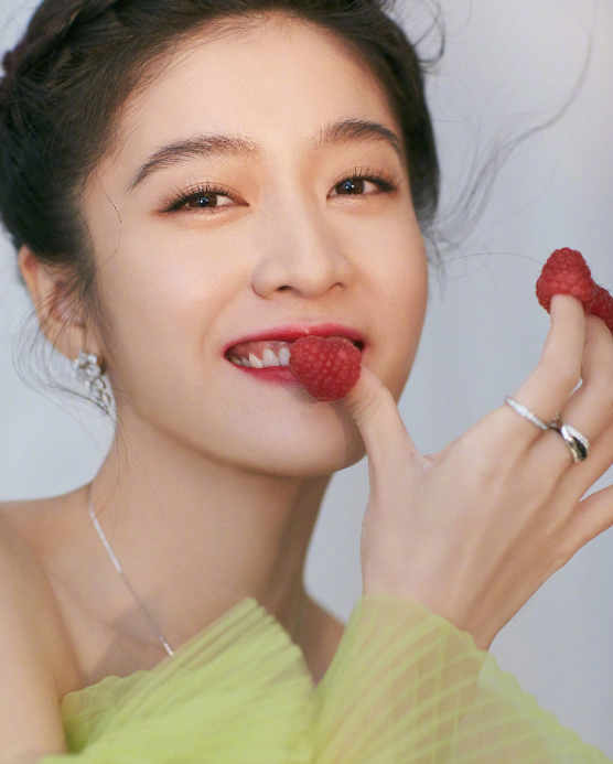 杨紫前男友又被拍恋爱，女方还出演过《琉璃》