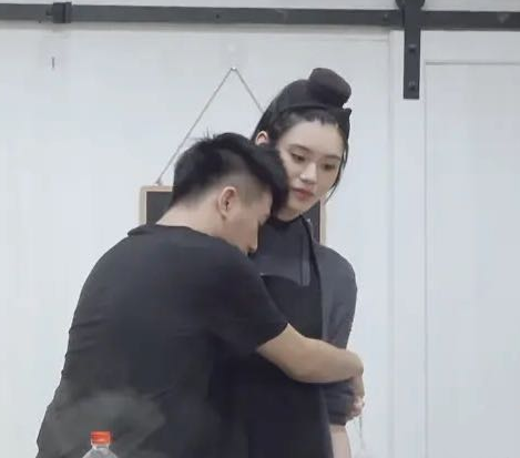 包文婧无奈女儿太坚强,背着人偷偷哭,何猷君