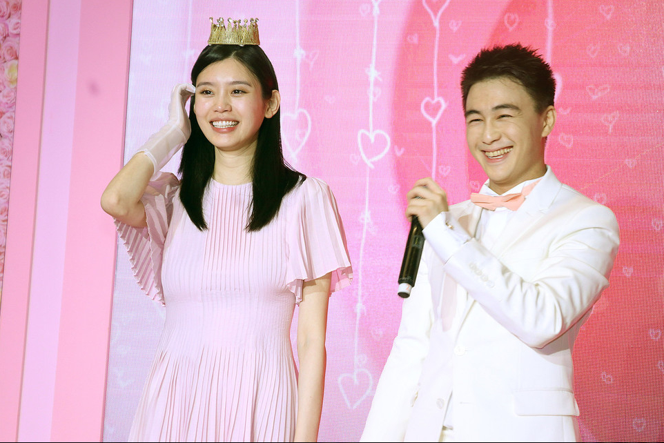 包文婧无奈女儿太坚强,背着人偷偷哭,何猷君