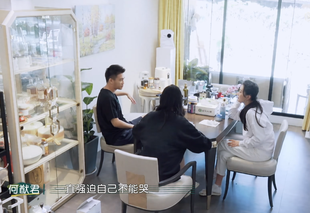 包文婧无奈女儿太坚强,背着人偷偷哭,何猷君