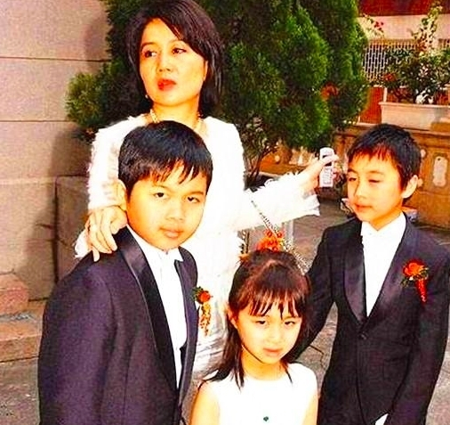 包文婧无奈女儿太坚强,背着人偷偷哭,何猷君