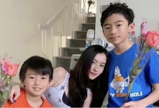 张柏芝三天就赚3千万 ，妈妈与男友共抽一支烟，