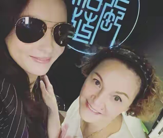 张柏芝三天就赚3千万 ，妈妈与男友共抽一支烟，