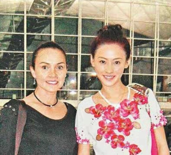 张柏芝三天就赚3千万 ，妈妈与男友共抽一支烟，