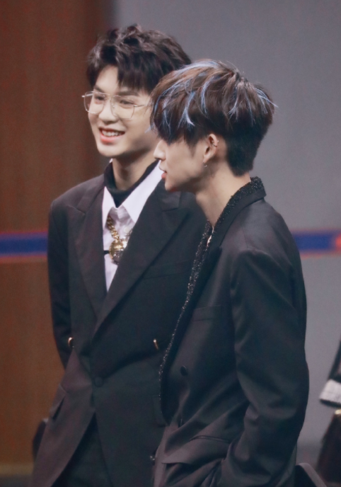 解散后再同台！蔡徐坤陈立农黄明昊王琳凯互动