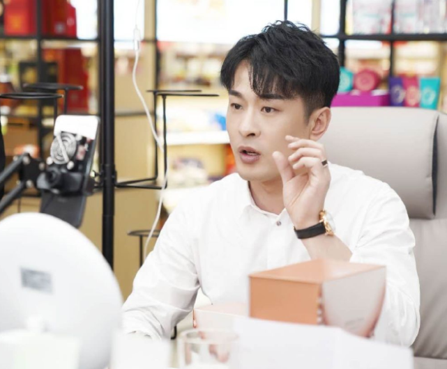 辛巴彻底凉凉！假燕窝还在调查，“家人”又因