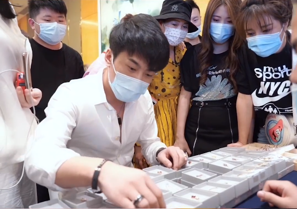 辛巴彻底凉凉！假燕窝还在调查，“家人”又因