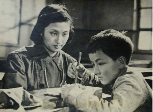 95岁老艺术家黄宗英去世，一生嫁4夫生养7子，晚