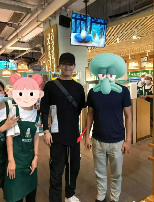 网友偶遇窦骁何超莲吃火锅 两人并排就坐放松自