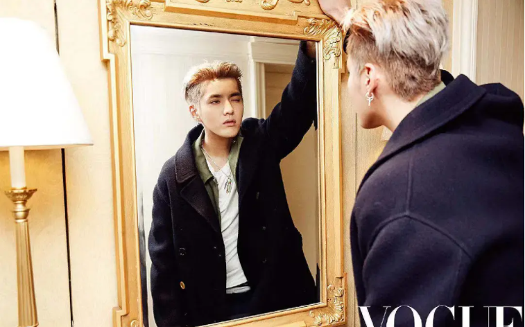 蔡徐坤造型模仿吴亦凡？手势表情相似引骂战，