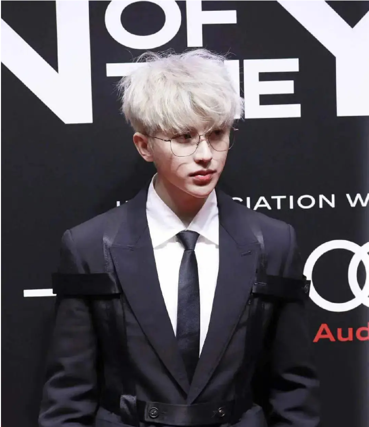 蔡徐坤造型模仿吴亦凡？手势表情相似引骂战，