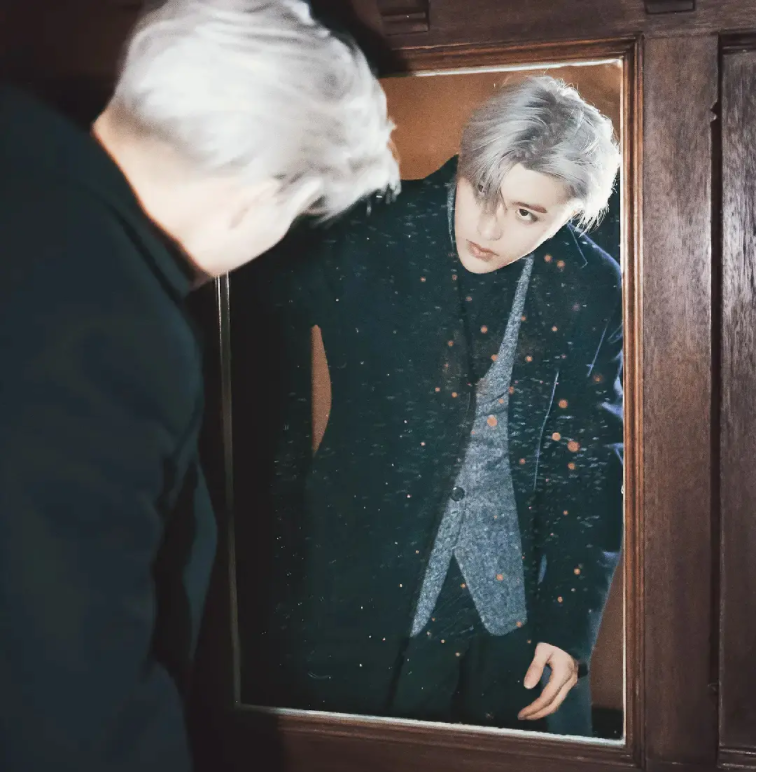 蔡徐坤造型模仿吴亦凡？手势表情相似引骂战，