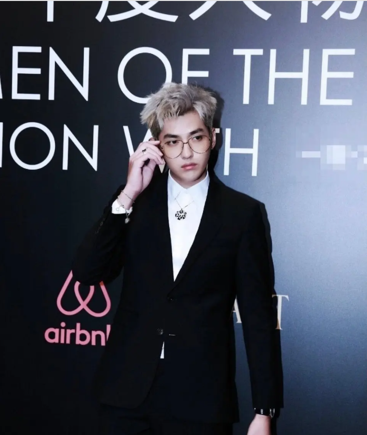 蔡徐坤造型模仿吴亦凡？手势表情相似引骂战，