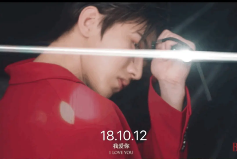 蔡徐坤造型模仿吴亦凡？手势表情相似引骂战，