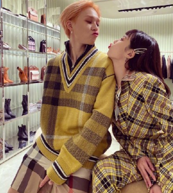 泫雅金晓钟晒连体衣，粉丝密集恐惧症爆发，这