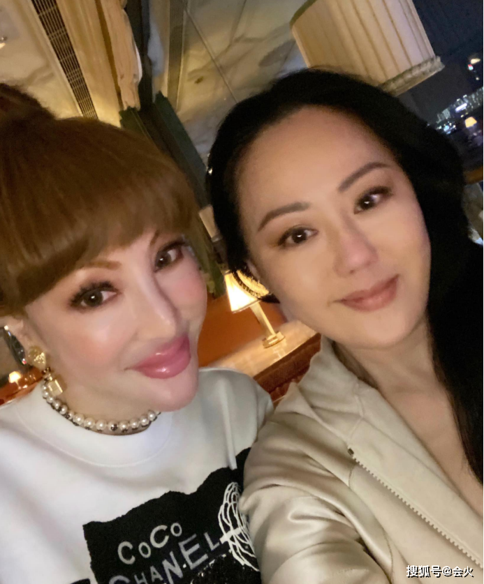 “小青”独居过亿豪宅，影后跟她合影靠边站，