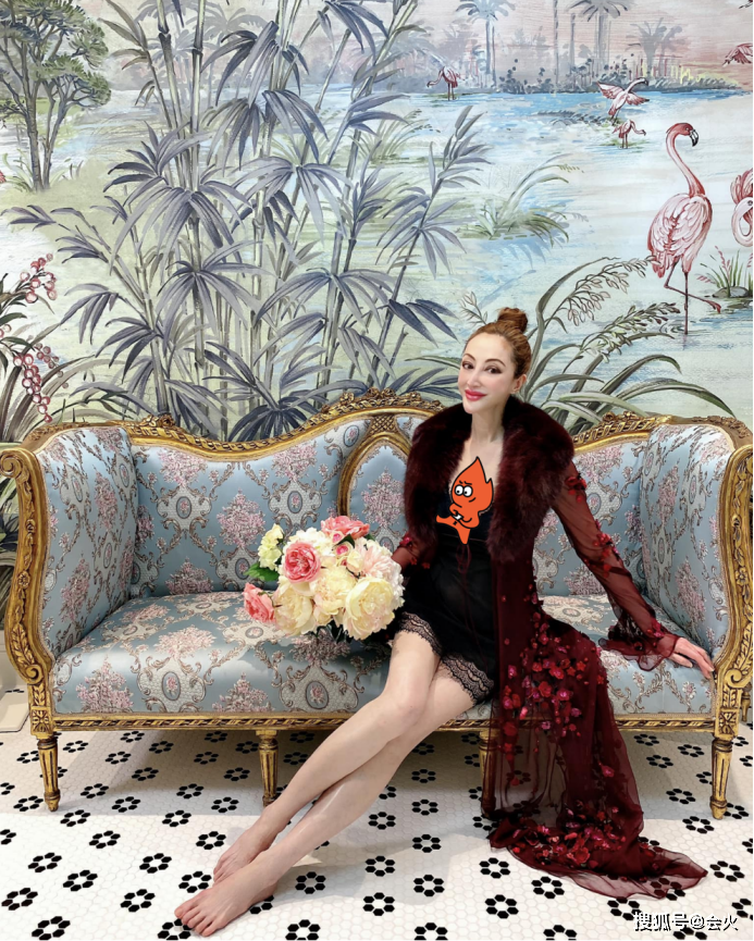 “小青”独居过亿豪宅，影后跟她合影靠边站，