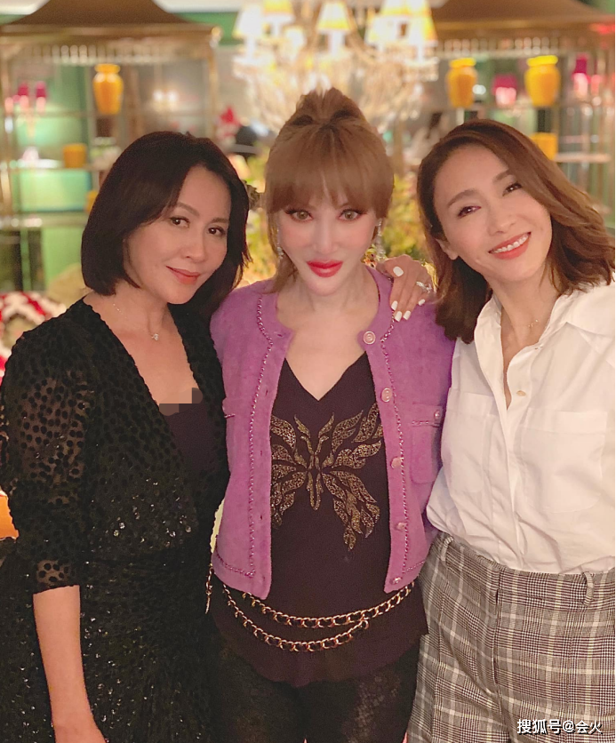 “小青”独居过亿豪宅，影后跟她合影靠边站，