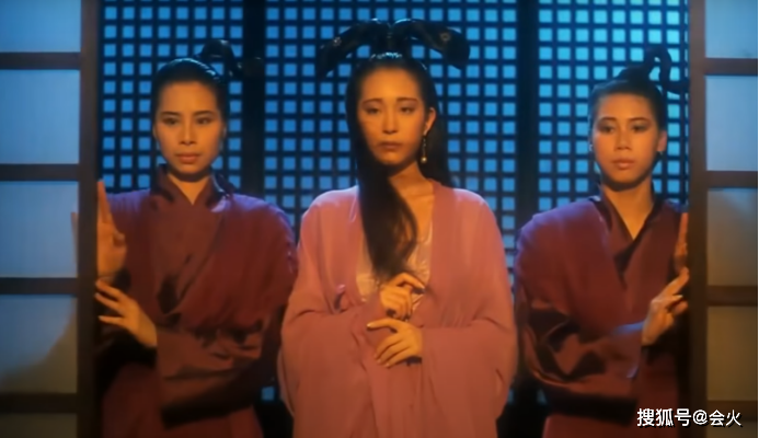 “小青”独居过亿豪宅，影后跟她合影靠边站，