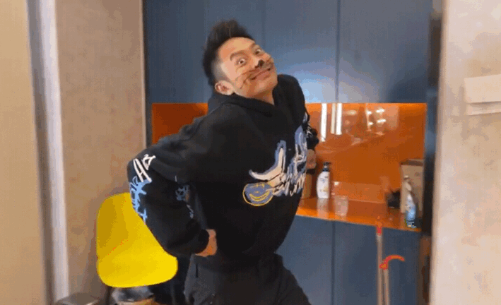 被吐槽也能应对自如,“油腻”哥哥接梗自嘲成