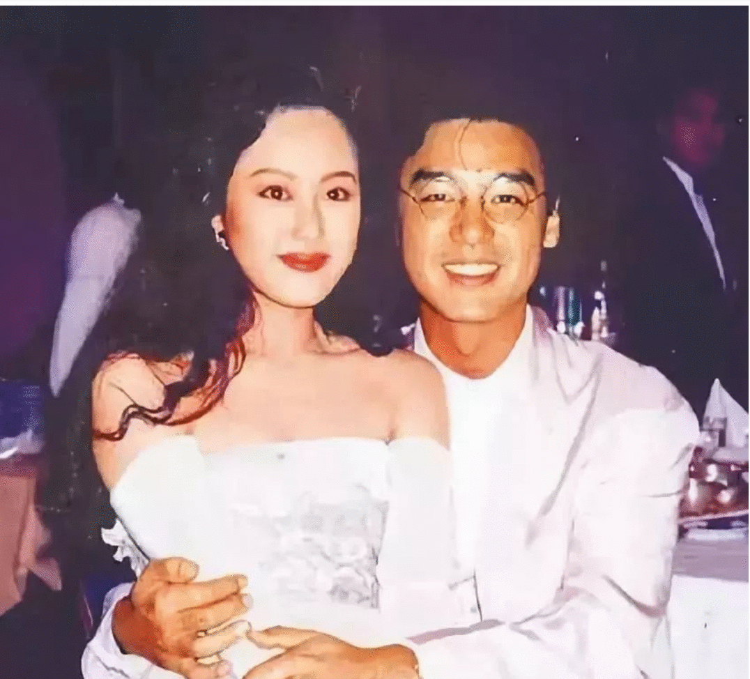 他是传奇歌王，被名媛老婆“买”破产，又掷百