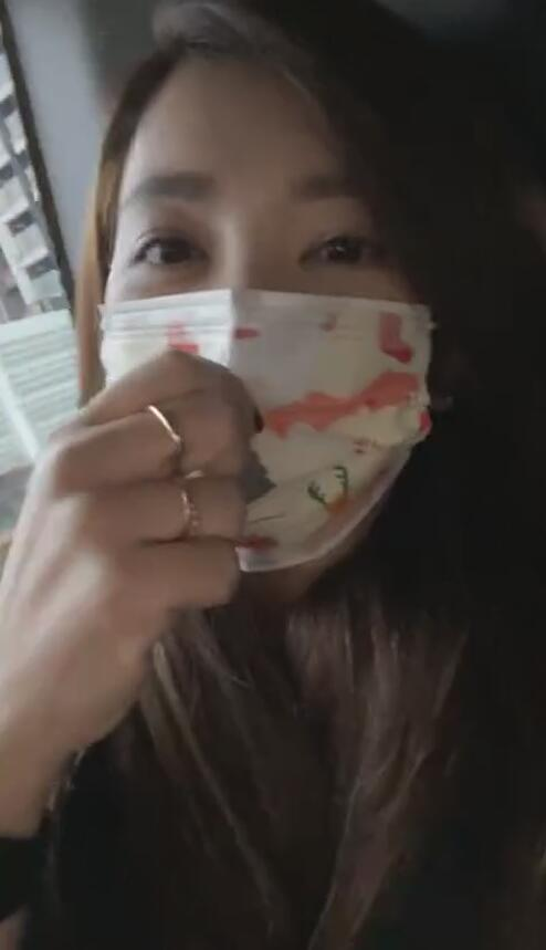 被求婚成功？梁静茹公开恋情后左手戴钻戒，自